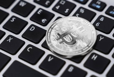 Gümüş bitcoin para cryptocurrency dizüstü klavye.