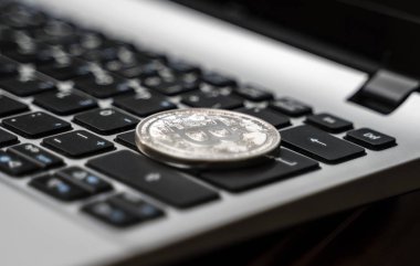 Gümüş bitcoin para cryptocurrency dizüstü klavye.