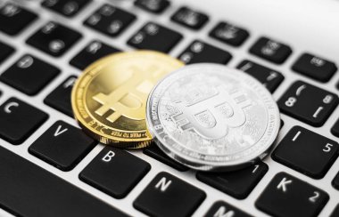 Bitcoin paraları cryptocurrency dizüstü klavye.