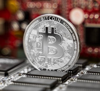 Gümüş bitcoin ve ekran kartı. Cryptocurrency incelemesi kavramı.