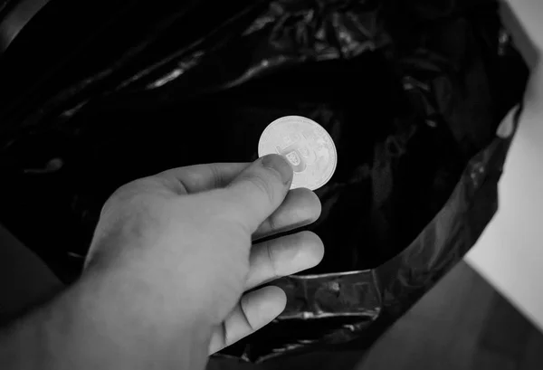 남자는 쓰레기통에 bitcoin 동전을 던져. — 스톡 사진