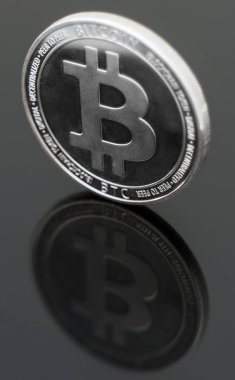 Gümüş bitcoin fiziksel sürümü. Metniniz için yer.