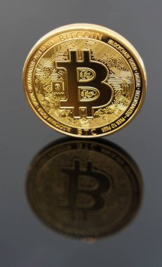 Altın bitcoin fiziksel sürümü. Metniniz için yer.