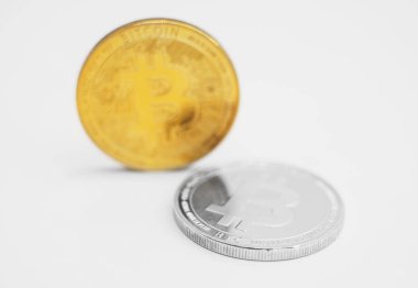 Gümüş ve altın bitcoins beyaz arka plan üzerinde fiziksel sürümü.