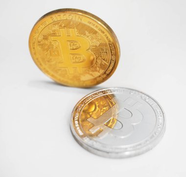 Gümüş ve altın bitcoins beyaz arka plan üzerinde fiziksel sürümü.
