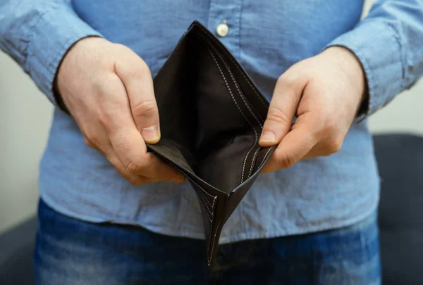 Hombre abriendo su cartera vacía. Vista de primer plano . —  Fotos de Stock