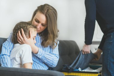 Ailede kavga var. Babam elbiselerini topluyor ve ayrılıyor..