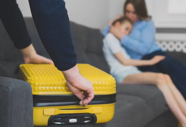 Quarrel na família. O pai está a arrumar as roupas e a sair. . — Fotografia de Stock