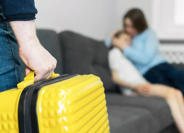 Pelea doméstica. Padre con maleta dejando a su familia . — Foto de Stock