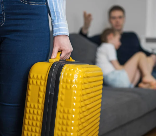 Innenpolitischer Streit. Mutter mit Koffer verlässt Familie. — Stockfoto