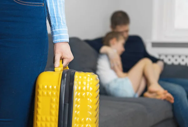 Семейные ссоры. Мать с чемоданом покидает семью . — стоковое фото