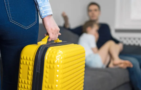 Семейные ссоры. Мать с чемоданом покидает семью . — стоковое фото