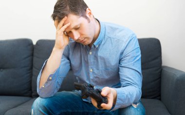 El gamepad ile Sad adam video oyunu oynuyor.