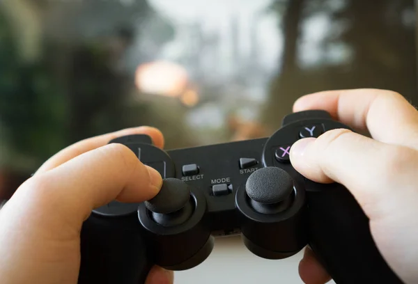 Man spelar shooter video spel på TV. gamepad Controller i händer. — Stockfoto
