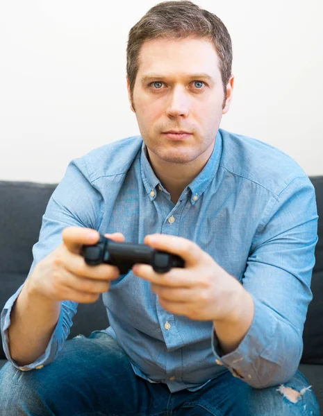 Hombre jugando videojuego con mando en las manos . — Foto de Stock