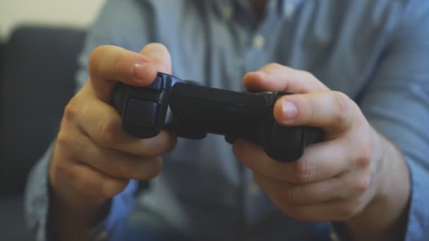 Mann Spielt Shooter Videospiel Fernsehen Gamepad Controller Der Hand — Stockvideo