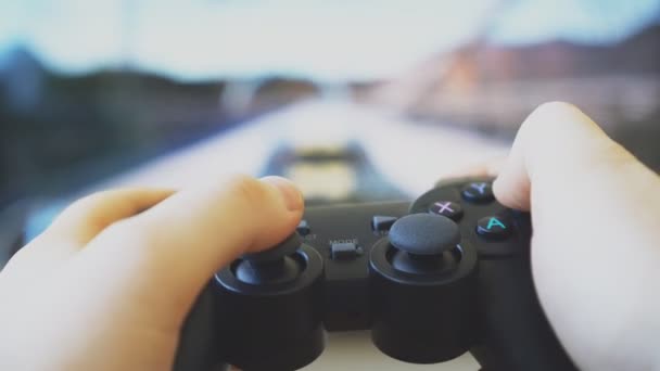 Чоловік Грає Гоночну Відеогру Телевізору Контролер Gamepad Руках — стокове відео