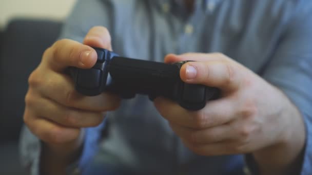 Άνθρωπος Παίζοντας Αγωνιστικά Βιντεοπαιχνίδια Στην Τηλεόραση Χειριστήριο Παιχνιδιών Χέρια — Αρχείο Βίντεο