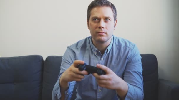 Чоловік Грає Футбольну Відеогру Телевізору Контролер Gamepad Руках — стокове відео
