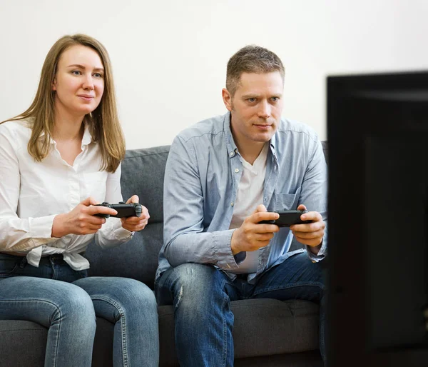 Homem e mulher jogando videogame em casa . — Fotografia de Stock