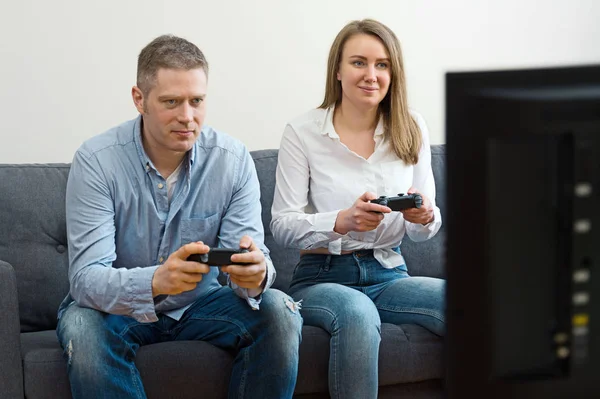 Man och kvinna spelar video spel hemma. — Stockfoto