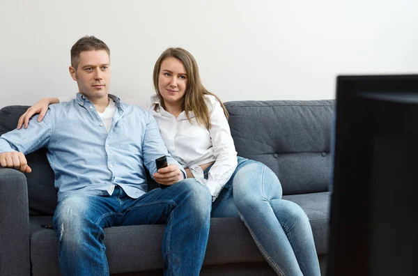 Man en vrouw thuis Tv-kijken. — Stockfoto