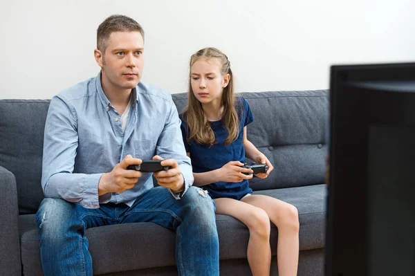 Pai e filha jogando videogame em casa . — Fotografia de Stock