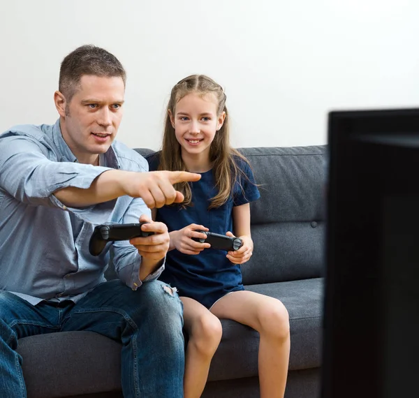 Padre e hija jugando videojuegos en casa . — Foto de Stock