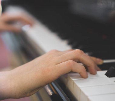 Küçük kız piyano çalıyor.