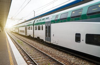 İtalya'da tren istasyonunda çift katlı tren.