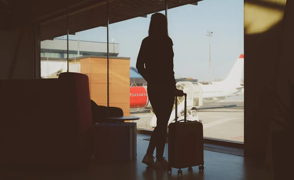 2.在机场提行李的年轻女子. — 图库照片