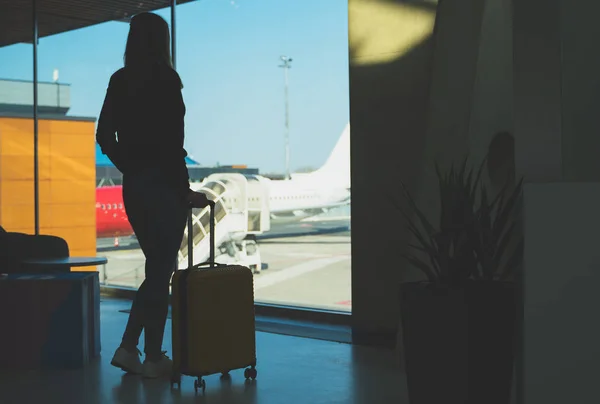 Jeune femme avec des bagages à l'aéroport. — Photo