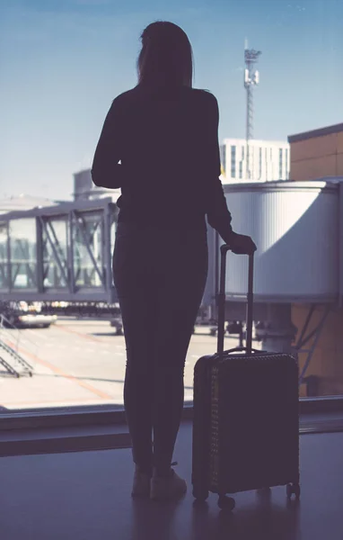 Junge Frau mit Gepäck im Flughafen. — Stockfoto