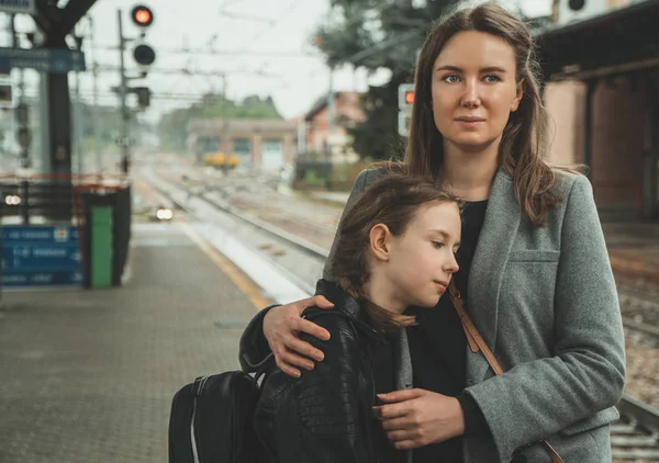 Vrouw met haar dochter op het station. Reisconcept. — Stockfoto