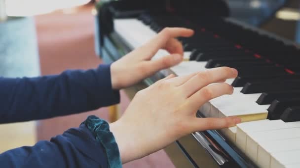 Маленька Дівчинка Грає Піаніно — стокове відео
