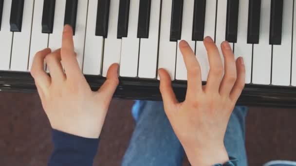 小女孩正在弹钢琴 — 图库视频影像