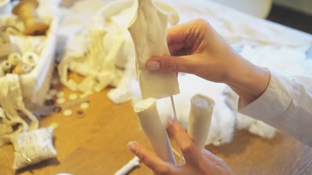 制作手工娃娃 妇女填充娃娃细节与合成冬化剂 — 图库视频影像