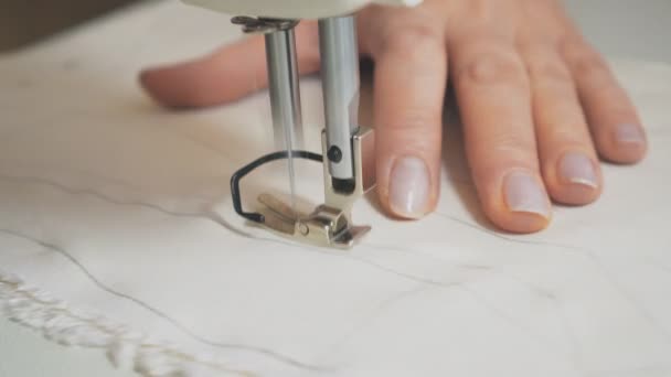 Vrouw Kleermaker Werkt Aan Naaimachine Maatwerkproces — Stockvideo