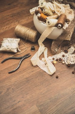 Dikiş konsepti. İplik makaraları, düğmeler ve dikiş iğneleri.