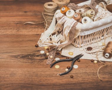 Dikiş konsepti. İplik makaraları, düğmeler ve dikiş iğneleri.