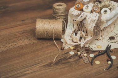Dikiş konsepti. İplik makaraları, düğmeler ve dikiş iğneleri.