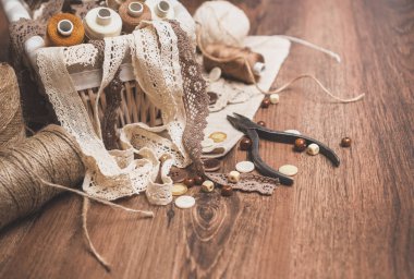 Dikiş konsepti. İplik makaraları, düğmeler ve dikiş iğneleri.