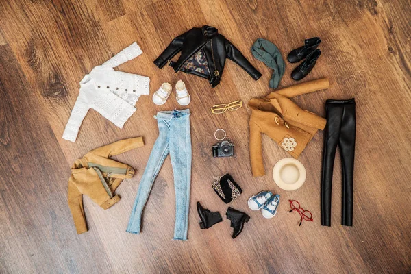 Ручная одежда для кукол на полу . — стоковое фото
