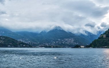Como gölünde sisli hava, İtalya.