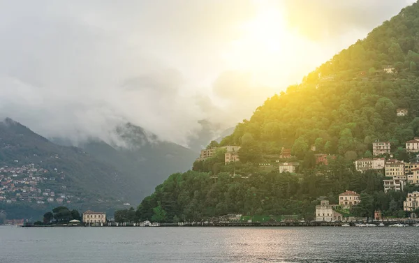 Brunate vista a la montaña desde el lago Como . — Foto de Stock