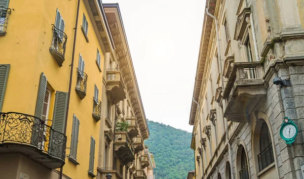 Typical italian street in Como town, Italy. — Stock Photo, Image