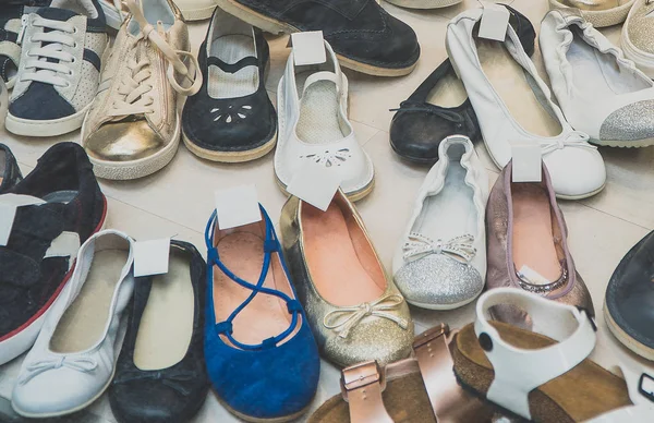 Gran colección de zapatos para niños diferentes . — Foto de Stock