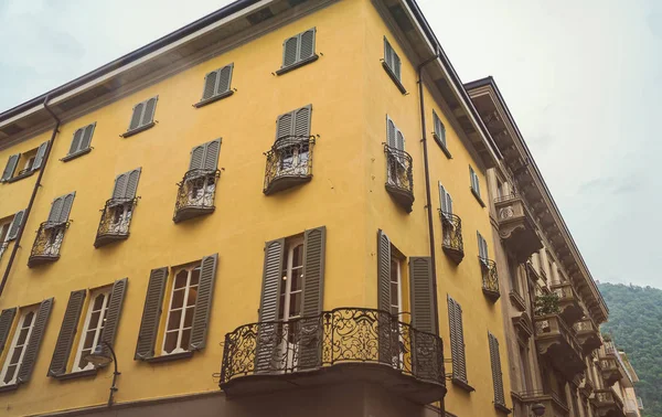 Calle típica italiana en la ciudad de Como, Italia . —  Fotos de Stock