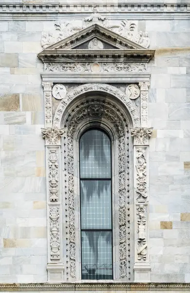 Janela da catedral católica romana da cidade de Como, Itália . — Fotografia de Stock