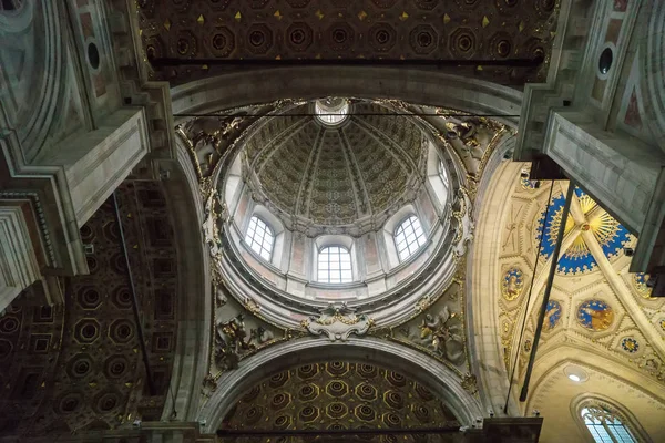 Cupola all'interno della cattedrale cattolica romana di Como . — Foto Stock